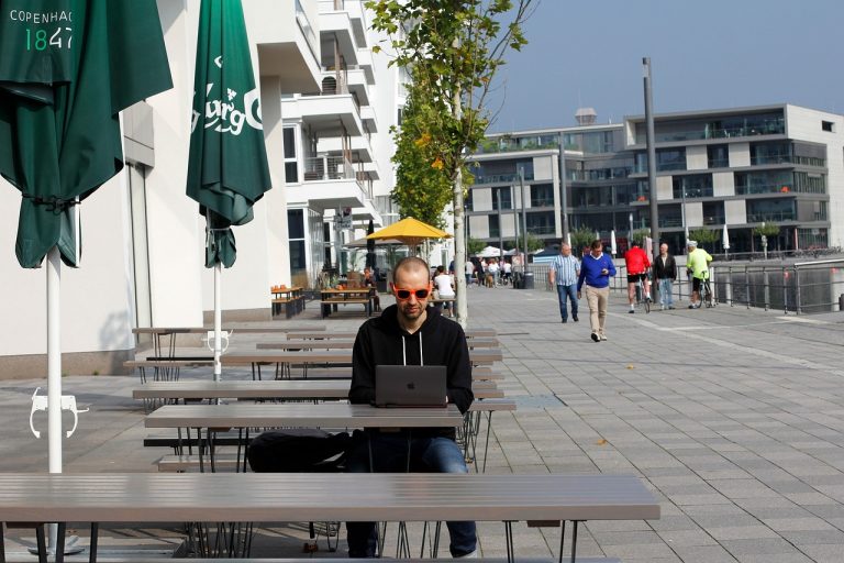 Digitális nomád vízum magyaroknak 2026: Hol dolgozhatsz legálisan laptopról?